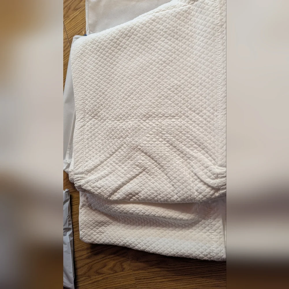 The Company Store White Madelyn Matelasse Box Spring Cover Queen 60 x 80 NEW - Picture 3 of 5